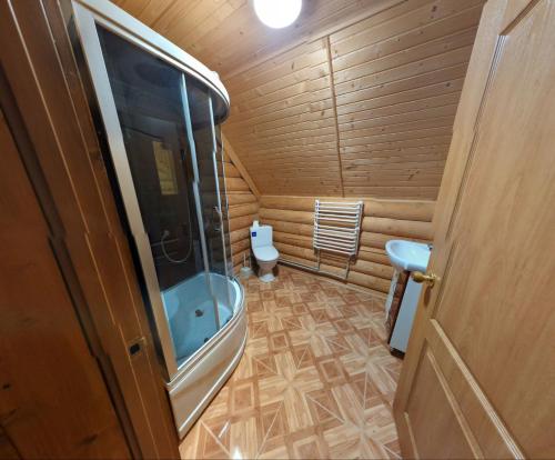 a small bathroom with a tub and a toilet at Мʼята in Mykulychyn