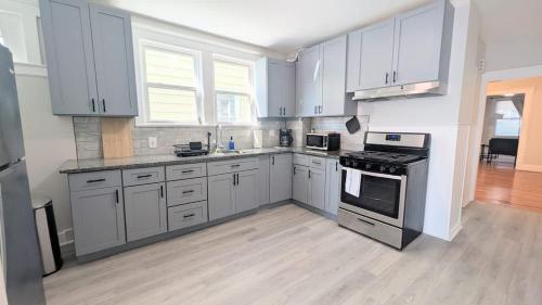 Kuchyň nebo kuchyňský kout v ubytování Cozy Gem 18Min to EWR 8min to NYC Train & Parking