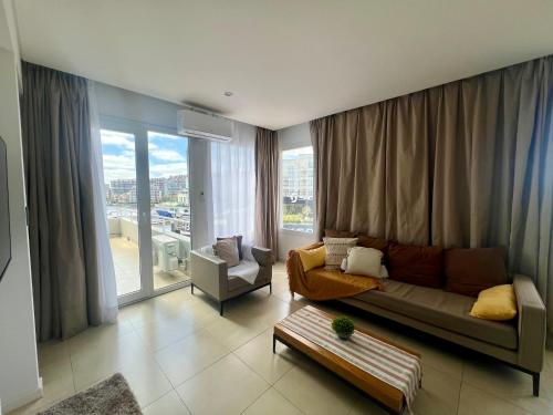 a living room with a couch and a chair at Bahía Loft Nordelta 221 in Benavídez