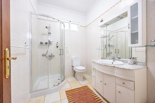 ein Badezimmer mit Dusche, Toilette und Waschbecken in der Unterkunft Casa Golino by YOUR KEY in São Vicente