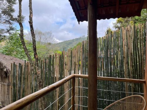 une vue d'une clôture depuis un porche dans l'établissement Chalé Santo Antônio do Pinhal, à Santo Antônio do Pinhal