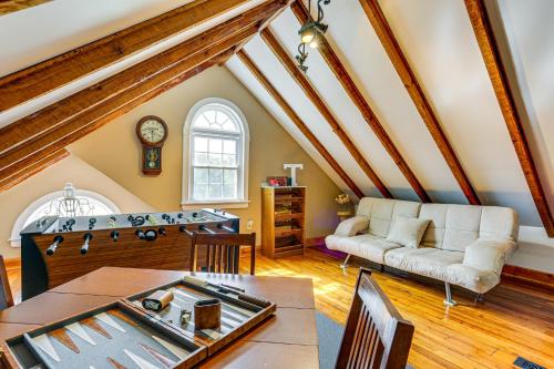 Posezení v ubytování Game Room, Yard and Fire Pit Spacious Catskills Gem