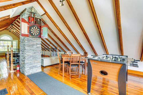 Fotografie z fotogalerie ubytování Game Room, Yard and Fire Pit Spacious Catskills Gem v destinaci Sparrow Bush