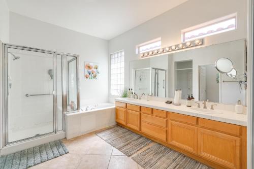 Ένα μπάνιο στο Close to Golf Courses! Home with Pool in Palm Desert