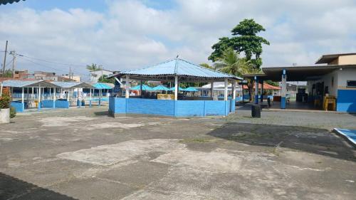 budynek z niebieskim dachem na parkingu w obiekcie Aconchego Casota w mieście Belém