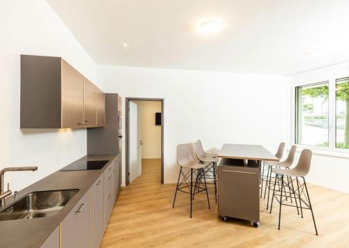 Kuchyň nebo kuchyňský kout v ubytování Modernes Hostel, Privatzimmer in Shared Apartment- 6min zur Olma Messe