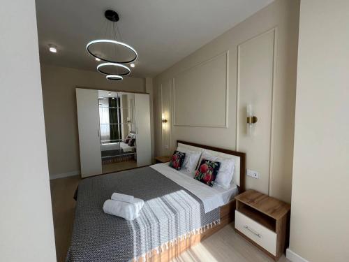 Postel nebo postele na pokoji v ubytování ЖК Ушконыр двухкомнатная стильная в центре 83