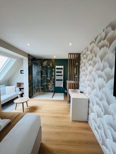 a bedroom with a bed and a wall with feathers at Chambre d'hôtes Stellina Bed&Breakfast avec vue sur jardin arboré in Tournai