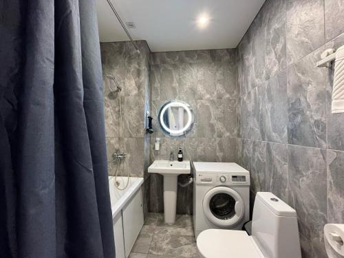 Koupelna v ubytování ЖК Ушконыр двухкомнатная стильная в центре 69