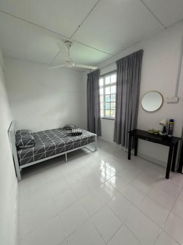 Кровать или кровати в номере Nusyas Homestay Budget Kota Bharu 3 Room 2 Bathroom