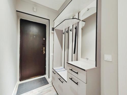 une salle de bain avec un lavabo et un miroir dans l'établissement Арбат в Золотом квадрате двухкомнатная стильная в центре 25, à Almaty