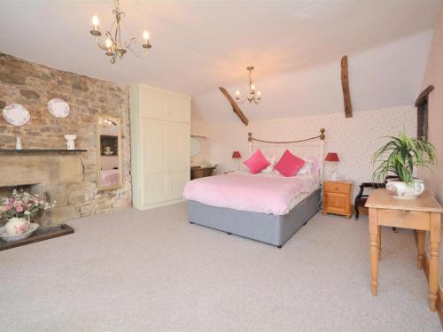 Postel nebo postele na pokoji v ubytování 1 Bed in Bude 43697