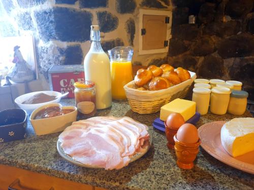 a counter with eggs cheese and a ham on a table at comme dans la paille in Barges