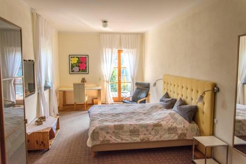 a bedroom with a bed and a desk and a window at Ferienwohnung Villa 16F in Pirna