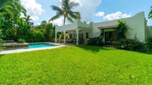 a house with a yard and a swimming pool at Villa Viscayne - Miami Modern Luxury with Pool & Spa in Biscayne Park
