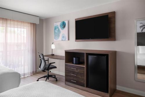 TV a/nebo společenská místnost v ubytování Best Western Plus Pepper Tree Inn