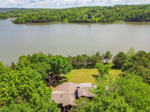 una vista aérea de una casa junto a un lago en Beaver Lake Oasis - Backyard Lake Access - 6 beds, en Lowell