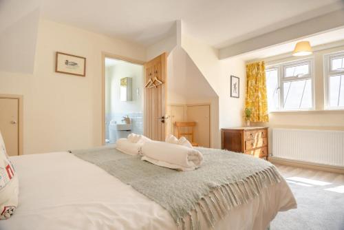 ein Schlafzimmer mit einem großen Bett, auf dem ein Schwein abgebildet ist in der Unterkunft Barnaby Lodge in Aldeburgh