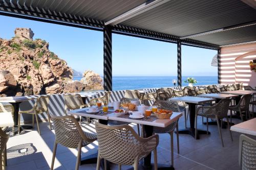 a restaurant with a view of the ocean at Les Flots Bleus in Porto Ota