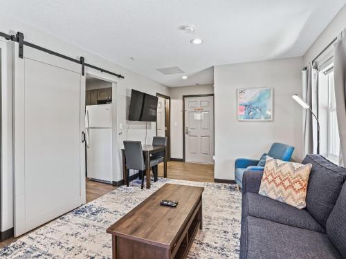 Baymont by Wyndham Ocala Suitesにあるテレビまたはエンターテインメントセンター