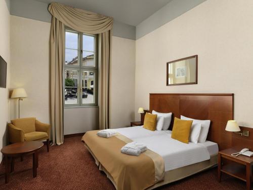 a hotel room with a bed and a window at Mercure Szekesfehervar Magyar Kiraly in Székesfehérvár