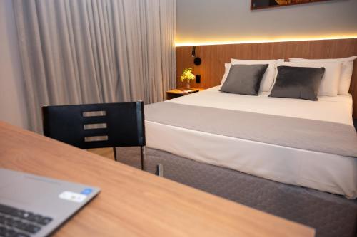 Uma cama ou camas num quarto em Delcas Hotel