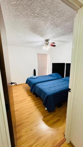 a bedroom with two beds and a ceiling fan at Departamento Guadalajara Expo Downtown Chapultepec in Guadalajara