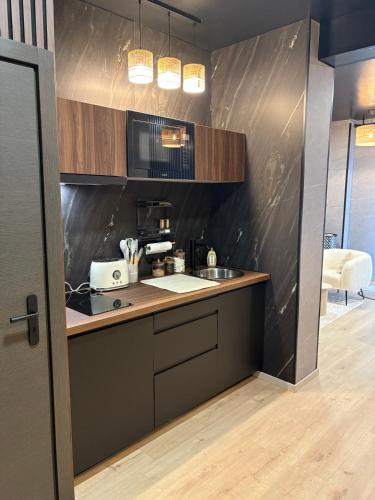 Opalys spa : مطبخ مزود بحوض ومسطح عمل
