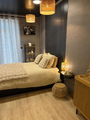 Opalys spa : غرفة نوم بها سرير كبير ونافذة