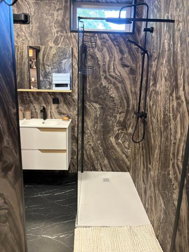 Opalys spa : دش مع باب زجاجي في الحمام