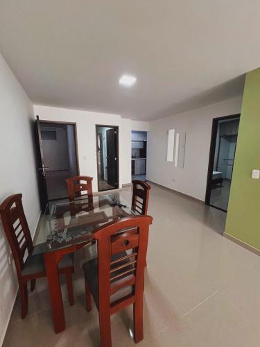 a dining room with a glass table and chairs at Apartamento en Rionegro in Rionegro