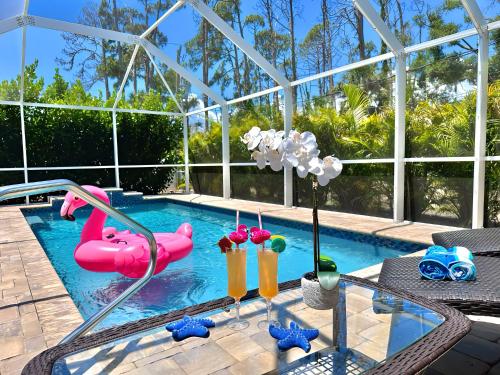 Πισίνα στο ή κοντά στο -Tropical Oasis- in the Heart of North Port Charlotte