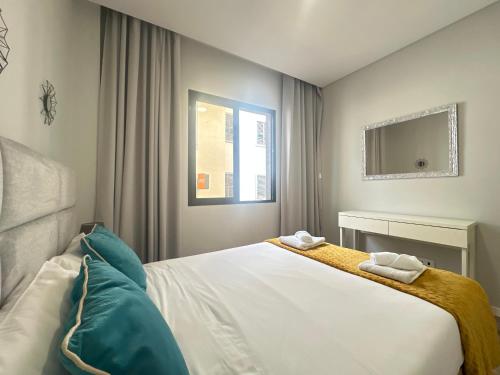 une chambre avec un lit avec deux serviettes dessus dans l'établissement Sea and Sun 4 You - BeatMann, à Funchal