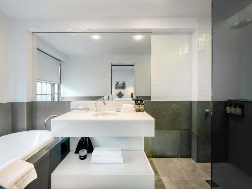 Ένα μπάνιο στο Peppers Gallery Hotel