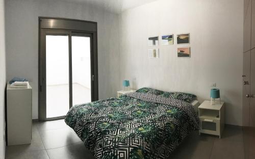Кровать или кровати в номере New cozy apartment next to the beach!