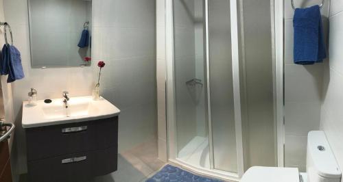 Ванная комната в New cozy apartment next to the beach!