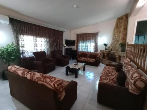 Χώρος καθιστικού στο Villa Emara