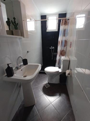 Bilik mandi di Villa Emara
