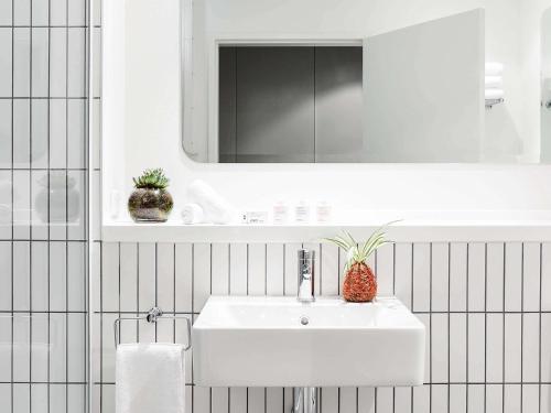 Ein Badezimmer in der Unterkunft Art Series - The Larwill Studio