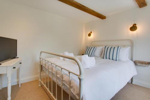 En eller flere senge i et værelse på Holly Cottage