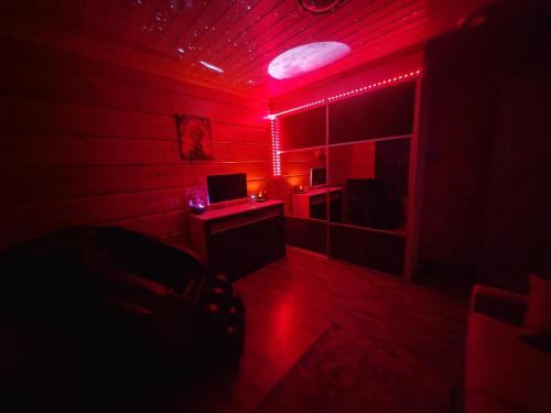 Una habitación roja con un escritorio con una computadora dentro. en Magic Room, en Savonlinna