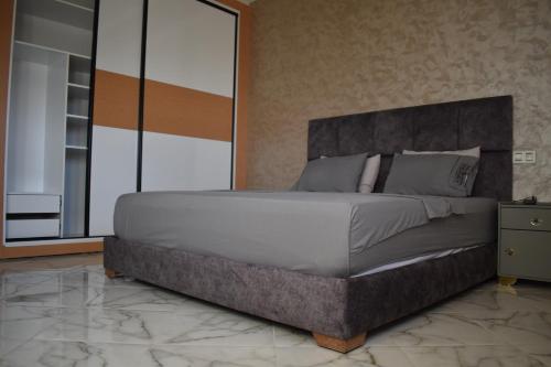 a bedroom with a large bed in a room at Bloemenhuis 2 - Centre-ville Fez in Fès