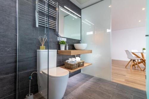 un baño con inodoro y lavabo en Skyview Las Palmas, en Las Palmas de Gran Canaria