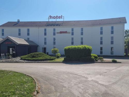 a building with a hotel sign on top of it at Greet Hôtel Dijon Sud Longvic in Longvic