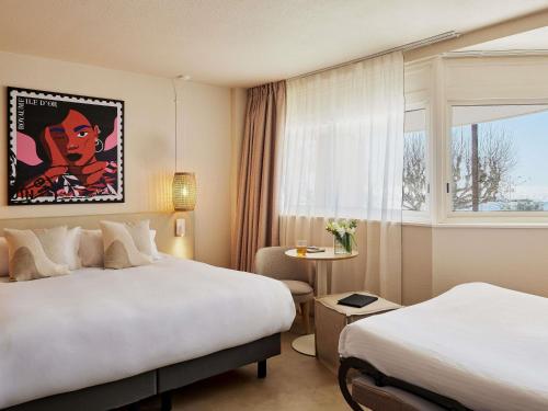 Postel nebo postele na pokoji v ubytování Mercure Saint Raphael Centre Plage