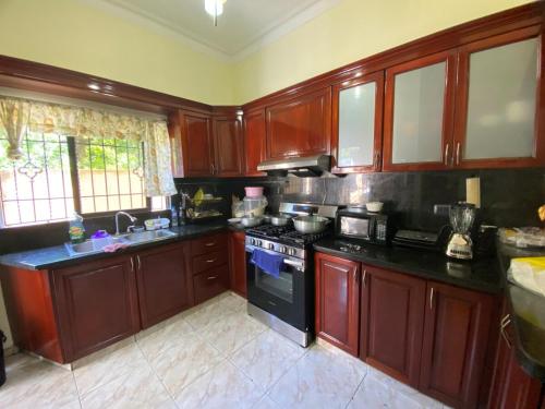 Imagen de la galería de Apartamento a 2 minutos de la Embajada de los Estados Unidos 3 Hab-5 cama- 3 baños- 2 Parqueo- Pueden dormir 8 personas- Residencial Privado, en Santo Domingo