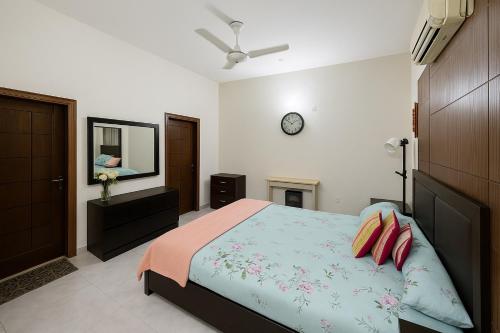 Postel nebo postele na pokoji v ubytování Entire Four Bedroom Cozy Home in G9 Islamabad