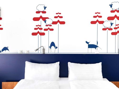 Postel nebo postele na pokoji v ubytování ibis Styles Relax Roznov pod Radhostem