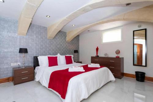 Кровать или кровати в номере Lukary Loft, Cozy Terraced House Near Mdina and St Pauls Church