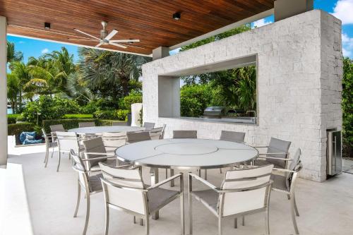 Αίθριο ή υπαίθριος χώρος στο Cool beachfront fully staffed villa with unique architecture